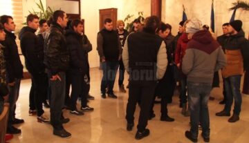 Revoltă a oamenilor din Șcheia împotriva romilor care le sparg casele și a polițiștilor, care au scăpat comuna de sub control