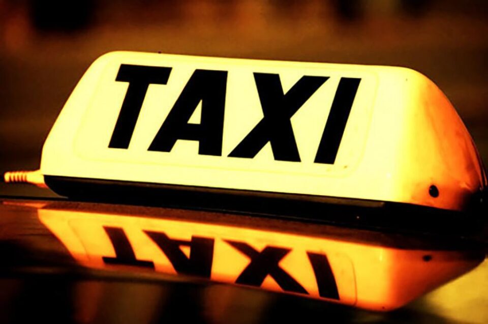 Stație de emisie și casă de marcat, furate dintr-un taxi din Suceava-sursa-cugetliber.ro