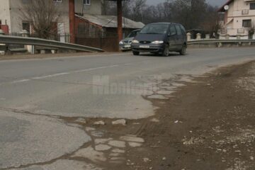 Multe drumuri importante din județ se prezintă deplorabil după lunile de iarnă