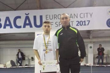 Daniel Mihăescu, pe cea mai înaltă treaptă a podiumului de premiere, alături de antrenorul Cristian Prâsneac