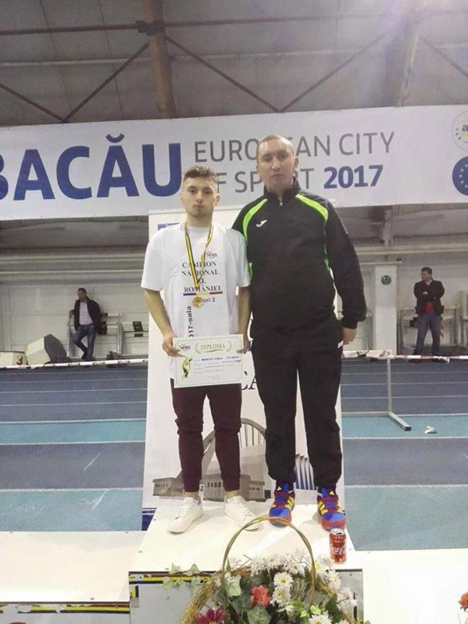 Daniel Mihăescu, pe cea mai înaltă treaptă a podiumului de premiere, alături de antrenorul Cristian Prâsneac Daniel Mihăescu, pe cea mai înaltă treaptă a podiumului de premiere, alături de antrenorul Cristian Prâsneac