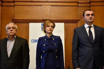Ministrul Agriculturii, Petru Daea (stânga), prefectul Mirela Adomnicăi și directorul general MAI Teodor Iulian Gheorghe