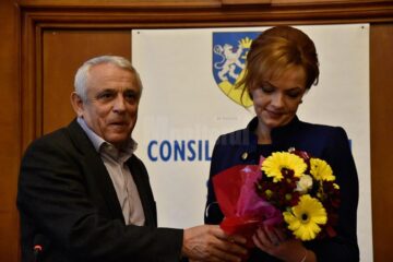 Noul prefect, Mirela Adomnicăi, a anunțat că va veghea la respectarea legii și nu va cere instituțiilor să-și depășească atribuțiile