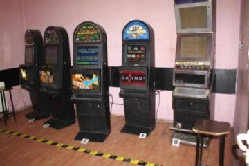 Pagube mari la două săli de jocuri: una a fost distrusă de un client, iar alta a fost spartă