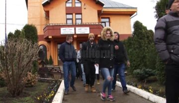 Revoltă a oamenilor din Șcheia împotriva romilor care le sparg casele și a polițiștilor, care au scăpat comuna de sub control