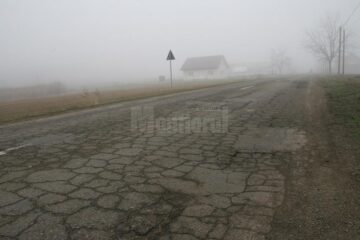 Multe drumuri importante din județ se prezintă deplorabil după lunile de iarnă