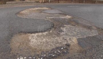 Multe drumuri importante din județ se prezintă deplorabil după lunile de iarnă