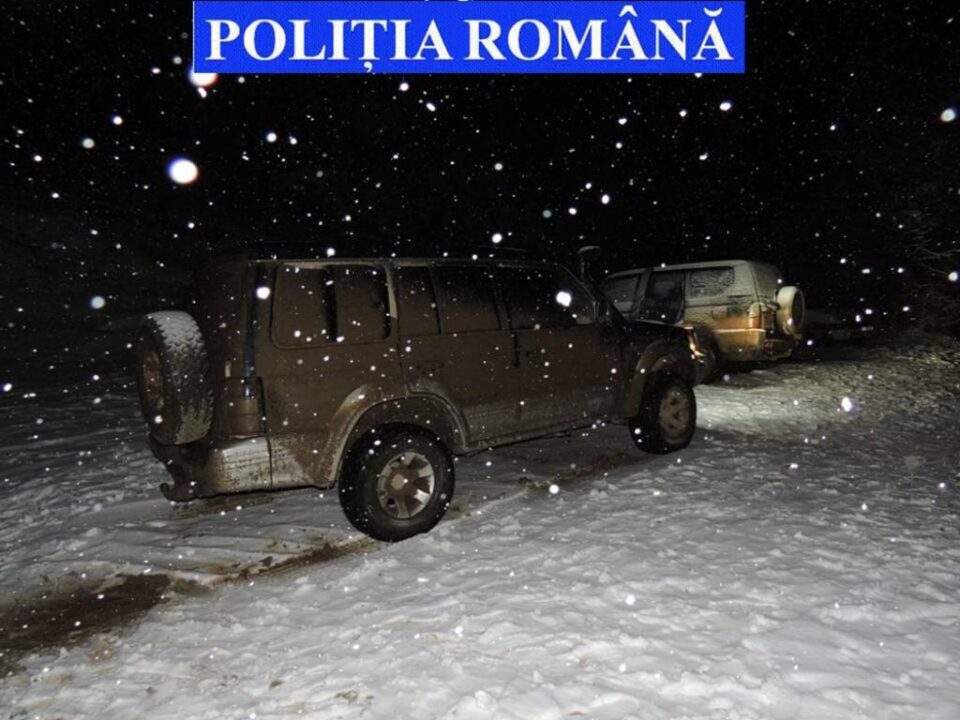 Cele două autoturisme de teren Mitsubishi Shogun, înmatriculate în străinătate