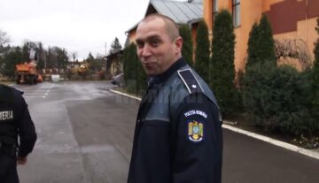 Șeful de post, comisarul Gheorghe Bălăcian, este acuzat de locuitorii comunei că nu-și duce la îndeplinire sarcinile de serviciu