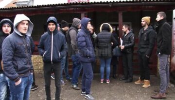 Revoltă a oamenilor din Șcheia împotriva romilor care le sparg casele și a polițiștilor, care au scăpat comuna de sub control