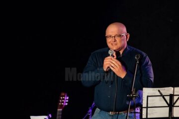 Poetul Sorin Poclitaru, inițiatorul proiectului „Să dăm folk la școli”