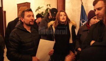 Revoltă a oamenilor din Șcheia împotriva romilor care le sparg casele și a polițiștilor, care au scăpat comuna de sub control