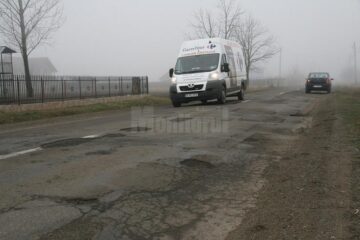 Asfalt măcinat și multe gropi, pe drumul județean Suceava-Dolhasca, care străbate localități mari