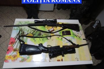 Arme, muniție și accesorii pentru arme, ridicate în urma perchezițiilor