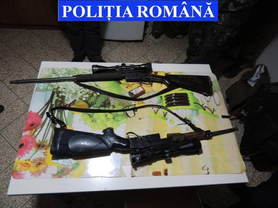 Arme, muniție și accesorii pentru arme, ridicate în urma perchezițiilor