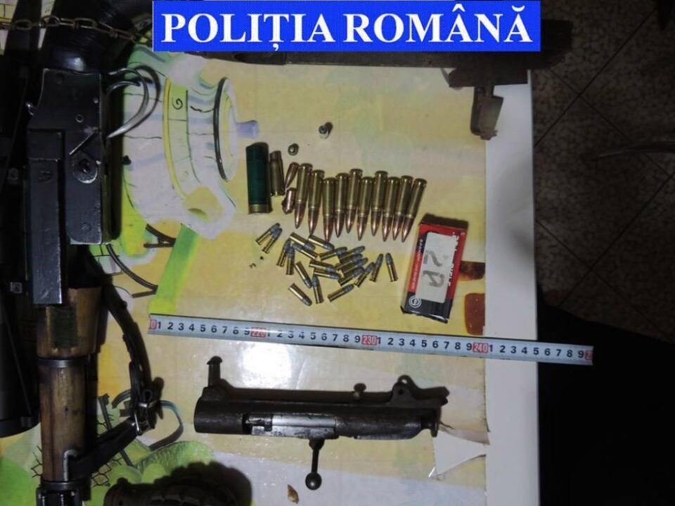 Arme, muniție și accesorii pentru arme, ridicate în urma perchezițiilor