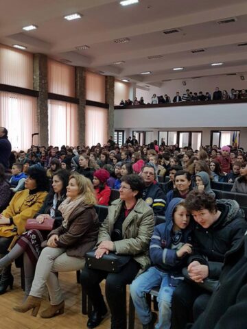 Elevi și profesori și-au dat întâlnire la Casa de Cultură „Elisei Todașcă” din Poiana Stampei, pentru a asista la un concert comun al tuturor interpreților de muzică folk