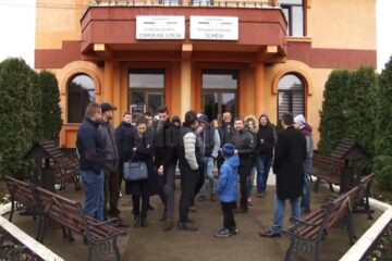 Oamenii s-au adunat la Primăria Șcheia, în încercarea de a găsi soluții pentru rezolvarea problemelor pe care le au cu câteva familii de romi din comună
