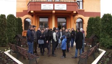 Oamenii s-au adunat la Primăria Șcheia, în încercarea de a găsi soluții pentru rezolvarea problemelor pe care le au cu câteva familii de romi din comună