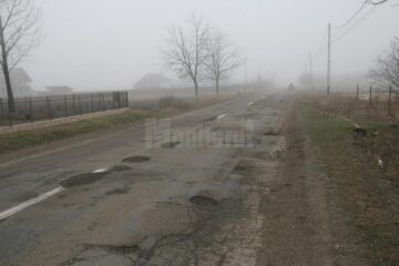 Multe drumuri importante din județ se prezintă deplorabil după lunile de iarnă