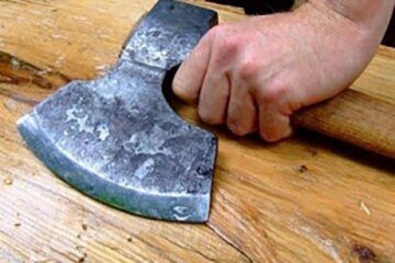 Tânărul a spart o sală de jocuri cu un topor și a furat 5.000 de lei