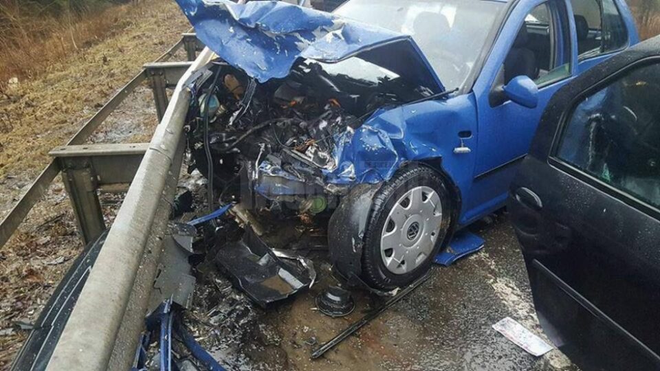 Cele două autoturisme implicate în accident