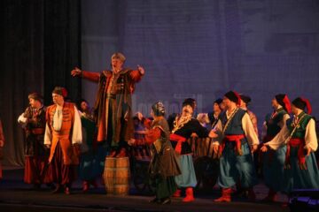 Secvențe din arta populară ucraineană, transpuse pe scena suceveană într-un spectacol plin de culoare și ritm