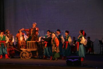 Multă culoare pe scena suceveana