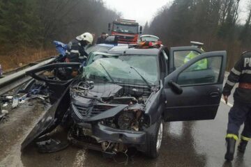 Cele două autoturisme implicate în accident