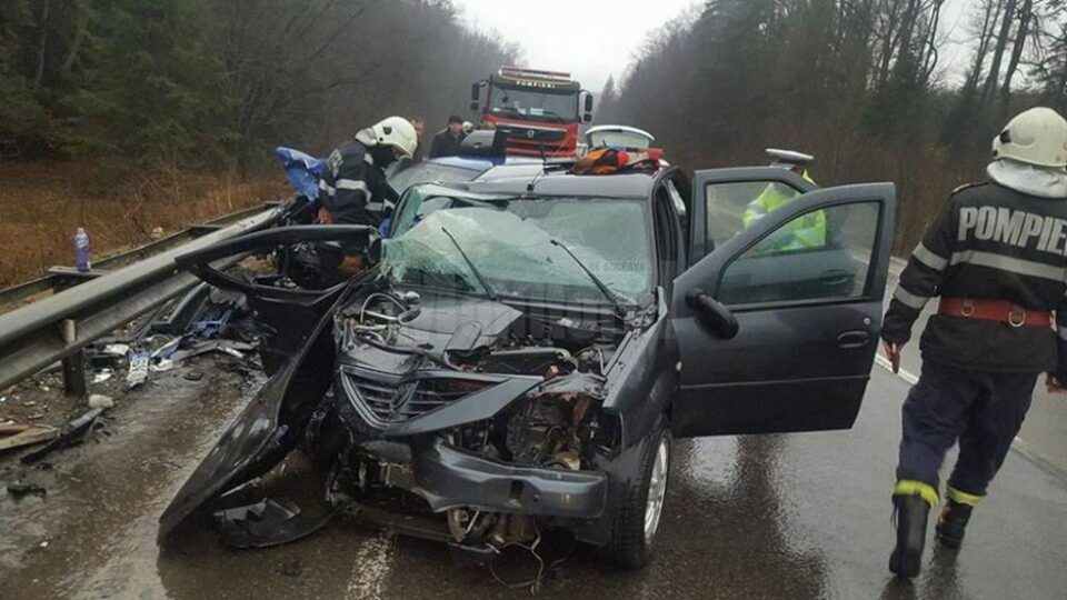 Cele două autoturisme implicate în accident