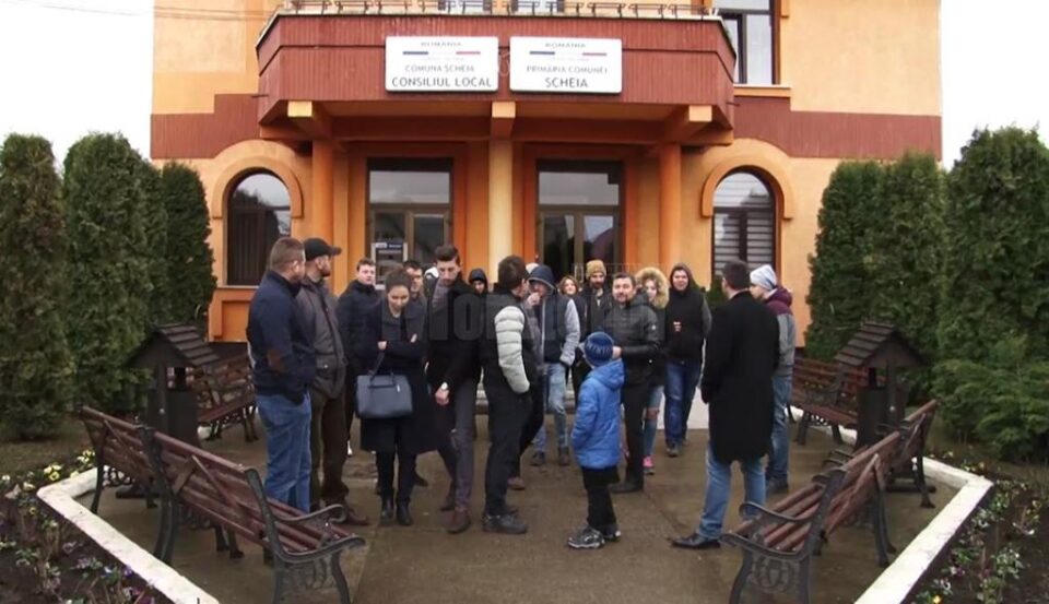 Duminică, oamenii s-au adunat la Primăria Șcheia, în încercarea de a găsi soluții pentru rezolvarea problemelor pe care le au cu câteva familii de romi din comună