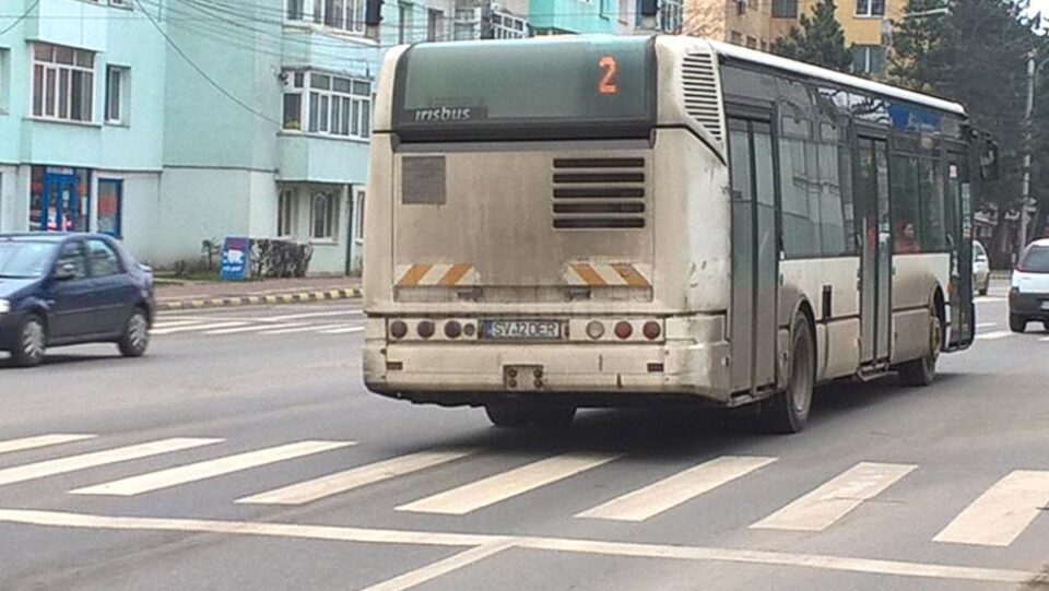 Mizeria adunată de pe traseele parcurse zilnic nu poate fi spălată, singura pompă fiind defectă