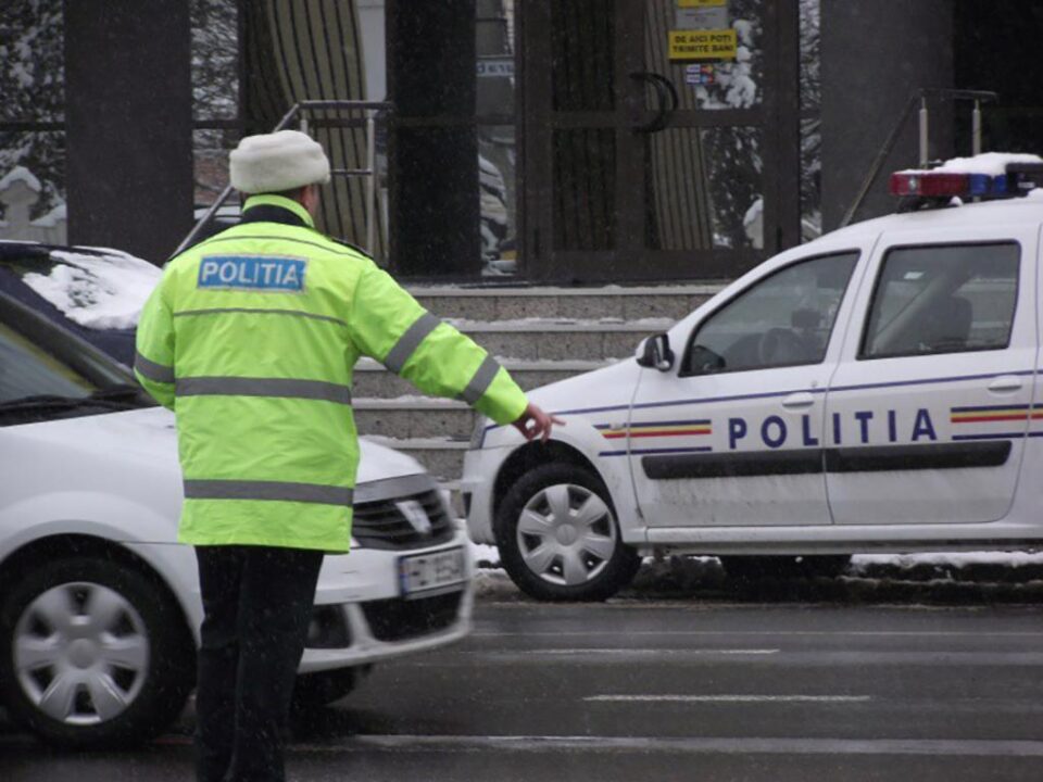 Tânărul a fost prins conducând fără permis, chiar la un an de când a fost condamnat pentru alte infracțiuni rutiere Tânărul a fost prins conducând fără permis, chiar la un an de când a fost condamnat pentru alte infracțiuni rutiere