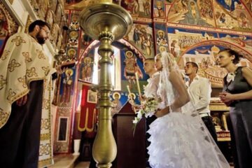 Soția îl mângâie, îl ajută și îl bucură pe soț