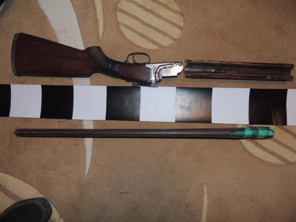 Un bărbat a fost prins în timp ce încerca să vândă o armă artizanală