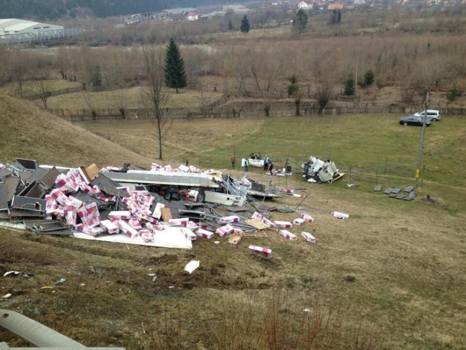 Un tir s-a făcut praf într-o curbă de pe DN 17, la Vama