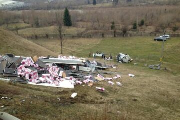 Un tir s-a făcut praf într-o curbă de pe DN 17, la Vama