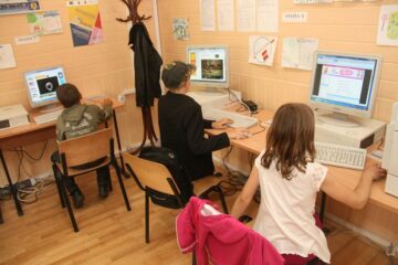 Cuantumul bonului valoric pe care îl vor primi elevii reprezintă echivalentul în lei al sumei de 200 de euro