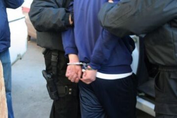 Tânărul a fost ridicat de polițiști de la domiciliu marți seară, în baza unei condamnări definitive, la 3 ani și 5 luni de închisoare. Foto: www.b365.ro