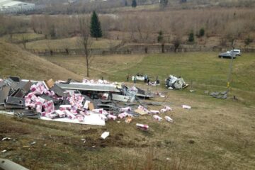 Vehiculul greu s-a răsturnat pe un teren viran și a fost distrus complet