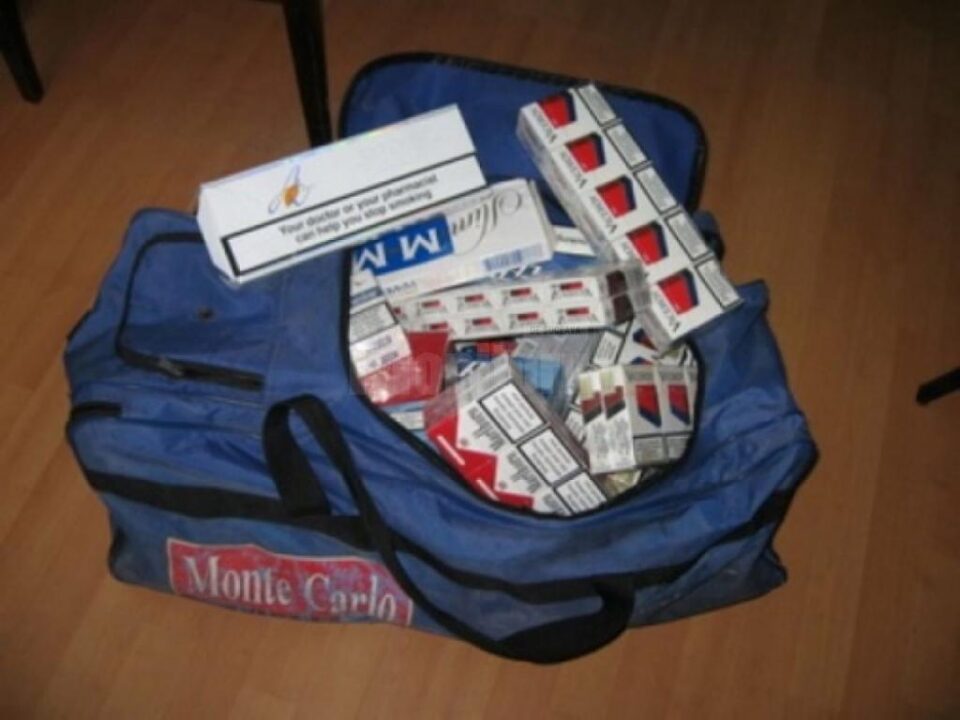 Geanta în care se aflau 480 de pachete de țigări fără documente legale