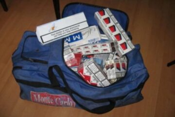 Geanta în care se aflau 480 de pachete de țigări fără documente legale