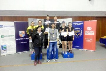 Antrenorul Ioan Despa alături de sportivele Larisa Roșu și Elena Dănuț la naționalele de ergometru
