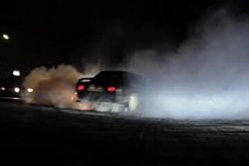 Un tânăr fără permis și băut, care făcea drifturi, urmărit și încătușat de polițiști