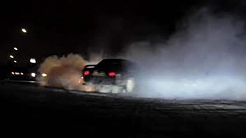 Un tânăr fără permis și băut, care făcea drifturi, urmărit și încătușat de polițiști