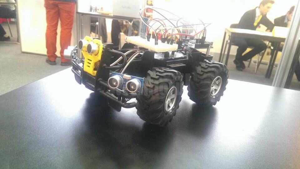 Roboțelul care îndepărtează guma de mestecat lipită pe jos, proiectat de un student sucevean