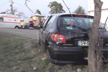 Cele două mașini implicate în accident