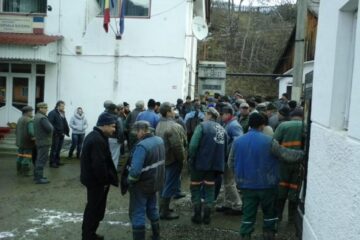 Minerii de la Crucea au declanșat protestele și amenință cu greva foamei
