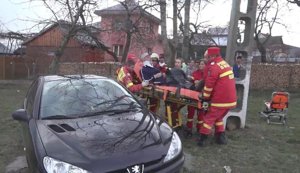 Încă o ambulanță implicată într-un accident, după ce un șofer de 85 de ani nu i-a acordat prioritate