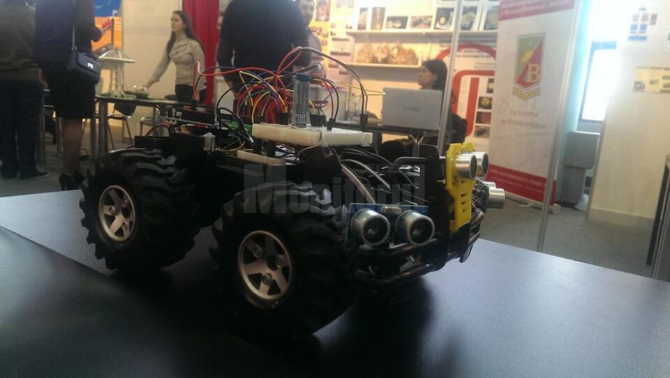 Roboțelul care îndepărtează guma de mestecat lipită pe jos, proiectat de un student sucevean